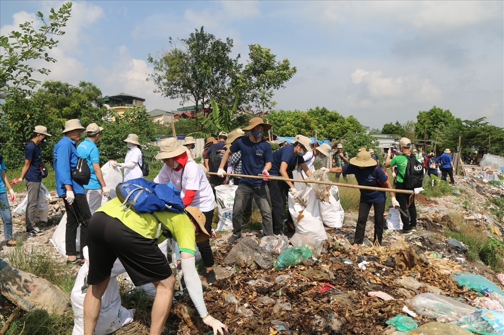 Người dân tham gia vào chương trình xử lý rác thải bằng công nghệ khí hóa tại địa phương