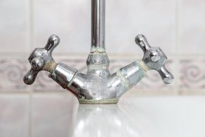 Cặn canxi bám trên vòi nước dấu hiệu điển hình của nguồn nước nhiễm canxi
