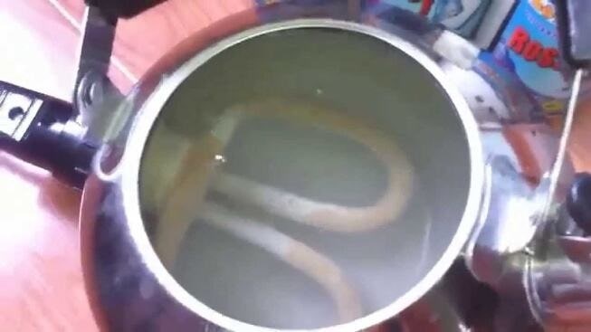 Đun sôi nước để kết tủa cặn đá vôi trong nước giếng khoan