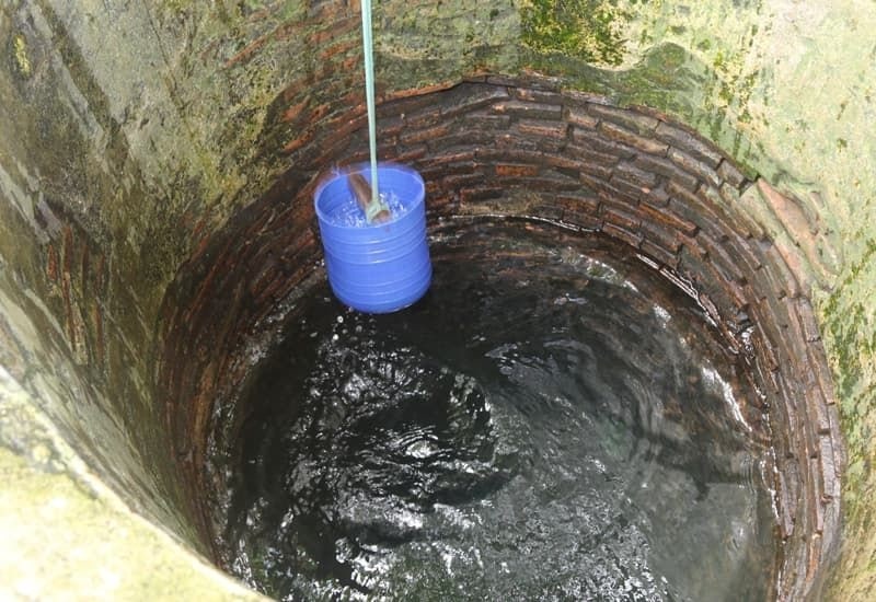 Giếng khoan nông thôn thường dùng sinh hoạt, nhưng dễ nhiễm đá vôi
