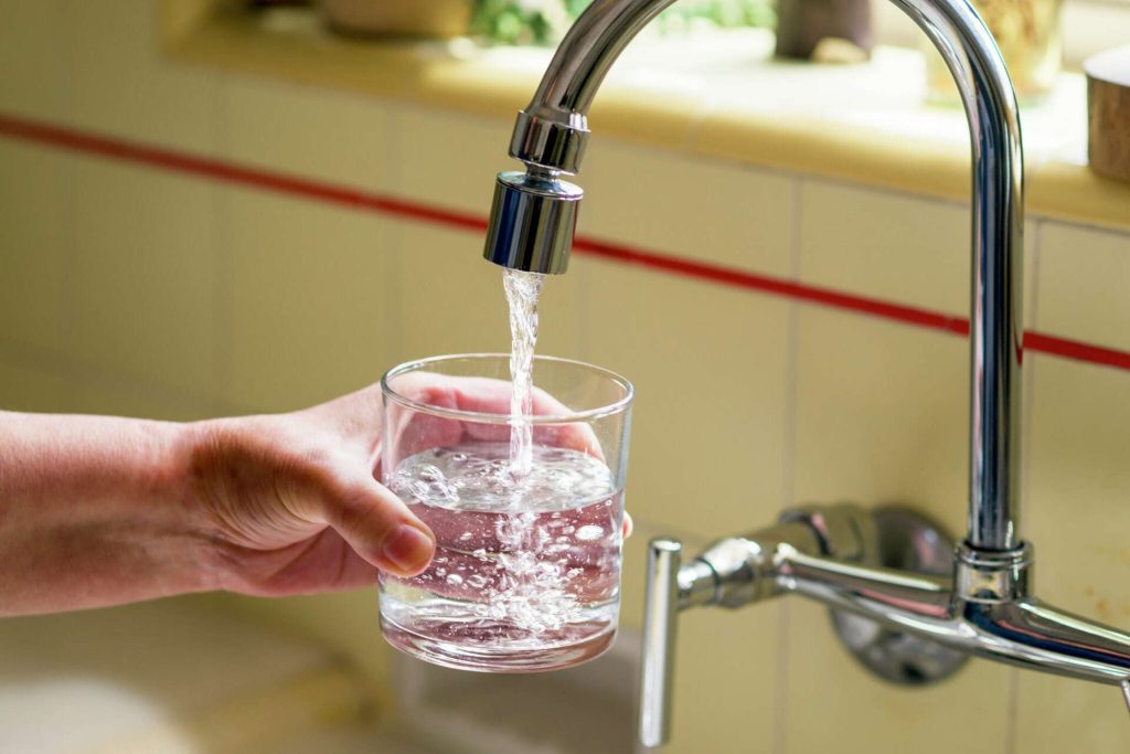 Nước máy có mùi clo do khử trùng quá mức