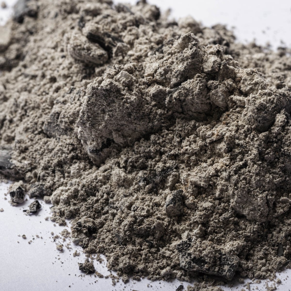 Tro bếp là một nguyên liệu dễ tìm để lọc nước giếng khoan nhiễm phèn