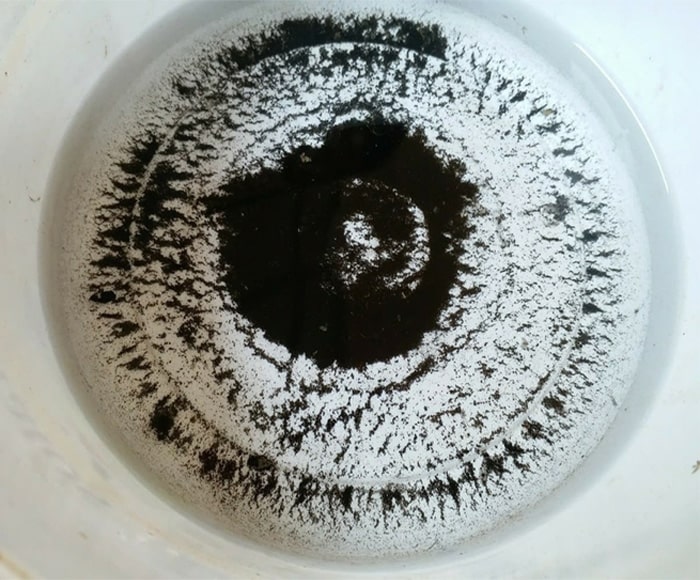 Nước nhiễm mangan sẽ có cặn đen ở đáy bể chứa 