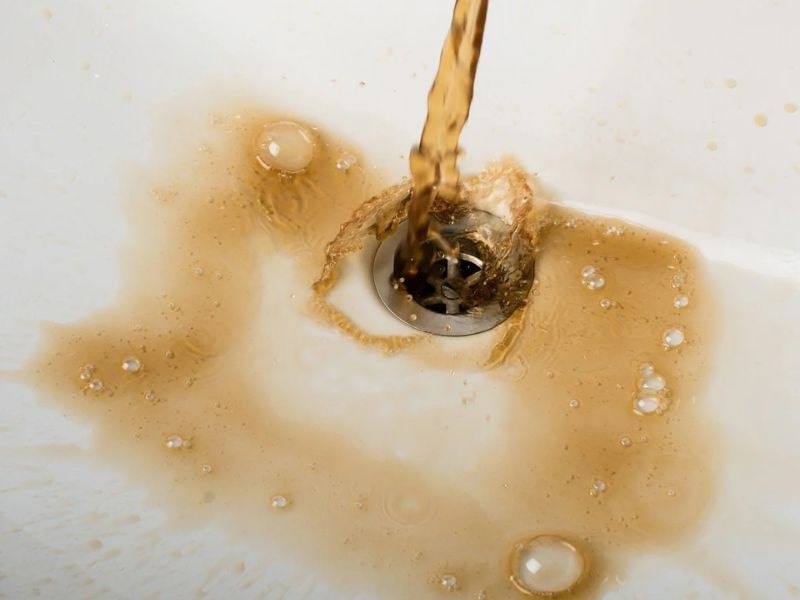 Nước nhiễm mangan có màu nâu hoặc vàng