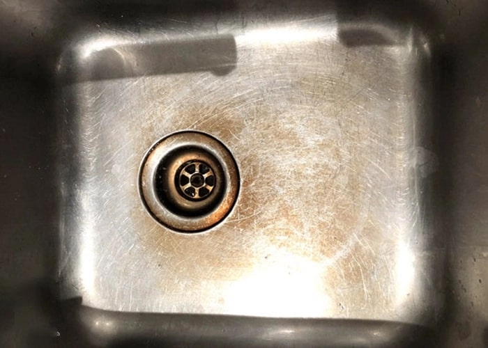 Lâu ngày làm bồn rửa bị ố vàng và hoen rỉ