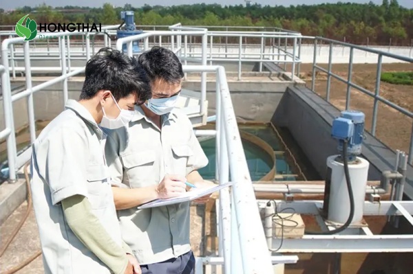 Kỹ sư vận hành kiểm tra bể aerotank và đo SV30 định kỳ