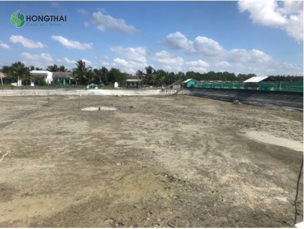 Phơi đáy ao nuôi tôm nứt nẻ chân chim