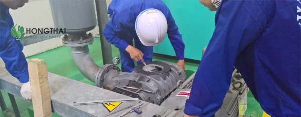 Kỹ sư lựa chọn máy thổi khí phù hợp cho hệ thống xử lý nước thải